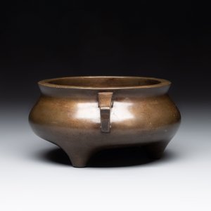 A Chinese bronze tripod censer, Jia Cang Zhen Bao 家藏珍寶 mark, 18th C. — photo 4