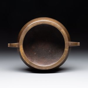 A Chinese bronze tripod censer, Jia Cang Zhen Bao 家藏珍寶 mark, 18th C. — photo 5