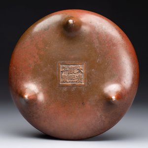 A Chinese bronze tripod censer, Kangxi mark and of the period — photo 6