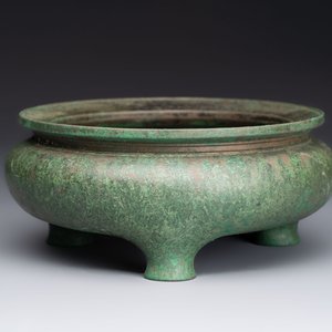 A Chinese bronze tripod censer, Nei Tan Jiao She 内坛郊社 and Qing Qian Gong 清乾宫 mark, 18/19th C. — photo 4