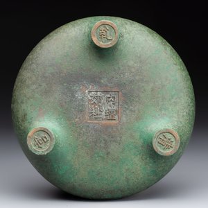 A Chinese bronze tripod censer, Nei Tan Jiao She 内坛郊社 and Qing Qian Gong 清乾宫 mark, 18/19th C. — photo 6