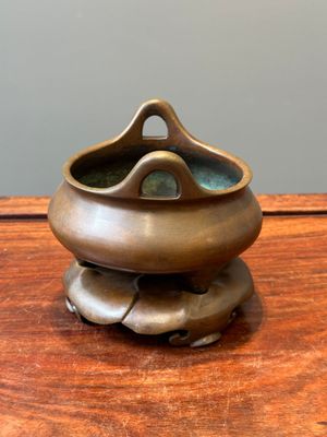 A Chinese bronze tripod censer on a stand, Xuande mark, 19th C. — photo 2
