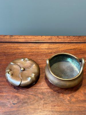 A Chinese bronze tripod censer on a stand, Xuande mark, 19th C. — photo 5
