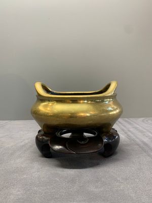 A Chinese bronze tripod censer on a wooden stand, Song Zhu Xuan 松竹軒 mark, 18th C. — photo 1
