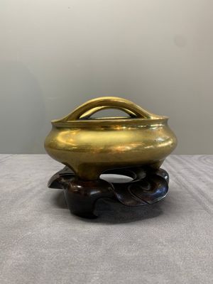 A Chinese bronze tripod censer on a wooden stand, Song Zhu Xuan 松竹軒 mark, 18th C. — photo 2