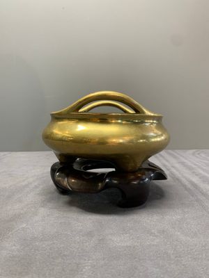 A Chinese bronze tripod censer on a wooden stand, Song Zhu Xuan 松竹軒 mark, 18th C. — photo 4