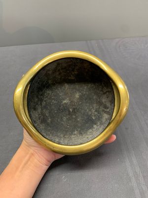 A Chinese bronze tripod censer on a wooden stand, Song Zhu Xuan 松竹軒 mark, 18th C. — photo 5