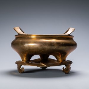 A Chinese bronze tripod censer on stand, Qianlong mark, Qing — 照片 2