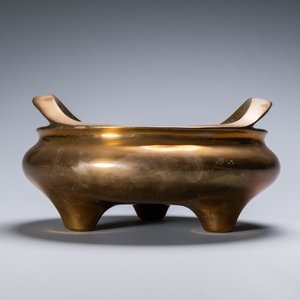 A Chinese bronze tripod censer on stand, Qianlong mark, Qing — 照片 3