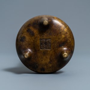 A Chinese bronze tripod censer, seal mark, 17/18th C. — 照片 7