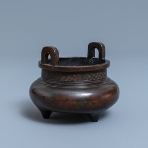 A Chinese bronze tripod censer, seal mark, Yuan — 照片 1
