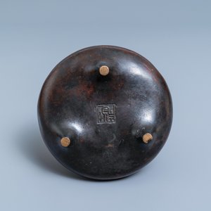 A Chinese bronze tripod censer, seal mark, Yuan — 照片 7