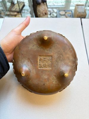 A Chinese bronze tripod censer with Arabic inscription, Zhengde mark, 19th C. — foto 7