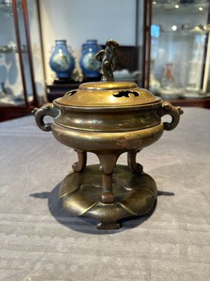A Chinese bronze tripod censer with cover and stand, 19th C. — photo 1