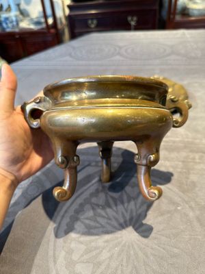 A Chinese bronze tripod censer with cover and stand, 19th C. — photo 11