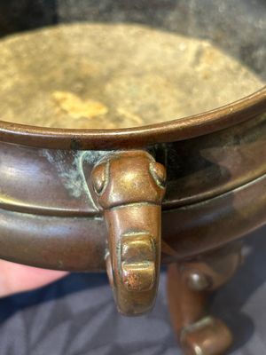 A Chinese bronze tripod censer with cover and stand, 19th C. — photo 15