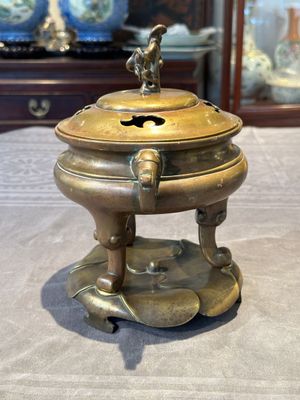 A Chinese bronze tripod censer with cover and stand, 19th C. — photo 2