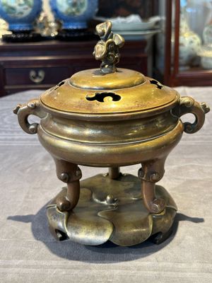 A Chinese bronze tripod censer with cover and stand, 19th C. — photo 3