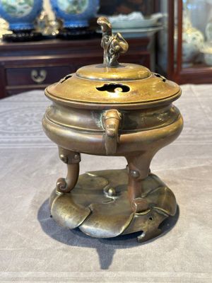 A Chinese bronze tripod censer with cover and stand, 19th C. — photo 4