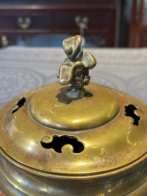 A Chinese bronze tripod censer with cover and stand, 19th C. — photo 5