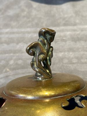 A Chinese bronze tripod censer with cover and stand, 19th C. — photo 8