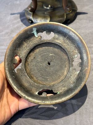 A Chinese bronze tripod censer with cover and stand, 19th C. — photo 10