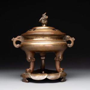 A Chinese bronze tripod censer with cover and stand, 19th C. — photo 2