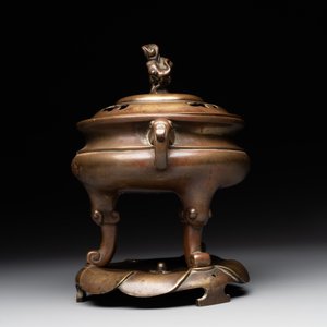 A Chinese bronze tripod censer with cover and stand, 19th C. — photo 3
