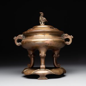 A Chinese bronze tripod censer with cover and stand, 19th C. — photo 4