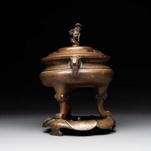 A Chinese bronze tripod censer with cover and stand, 19th C. — photo 5