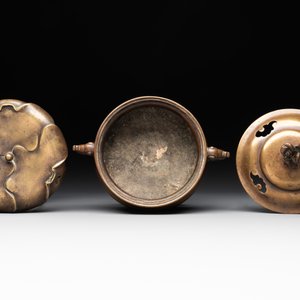 A Chinese bronze tripod censer with cover and stand, 19th C. — photo 6