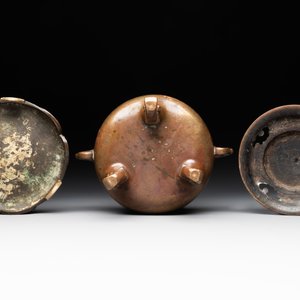A Chinese bronze tripod censer with cover and stand, 19th C. — photo 7