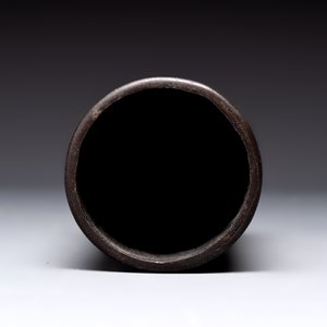 A Chinese bronze tripod censer with cover and stand, a small tripod censer and a silver-inlaid iron brush pot, 19/20th C. — photo 12