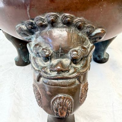 A Chinese bronze tripod censer with handles — 照片 4
