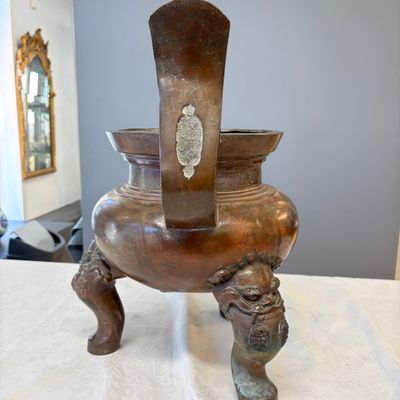 A Chinese bronze tripod censer with handles — 照片 5