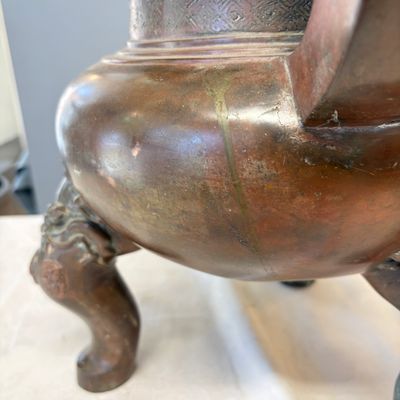 A Chinese bronze tripod censer with handles — 照片 7