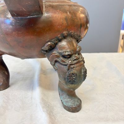 A Chinese bronze tripod censer with handles — 照片 8
