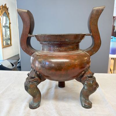 A Chinese bronze tripod censer with handles — 照片 9