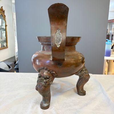 A Chinese bronze tripod censer with handles — 照片 10