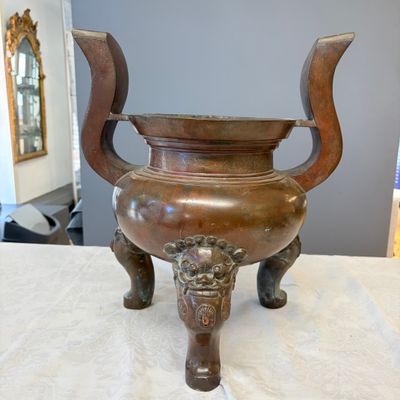 A Chinese bronze tripod censer with handles — 照片 1