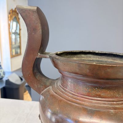 A Chinese bronze tripod censer with handles — 照片 2