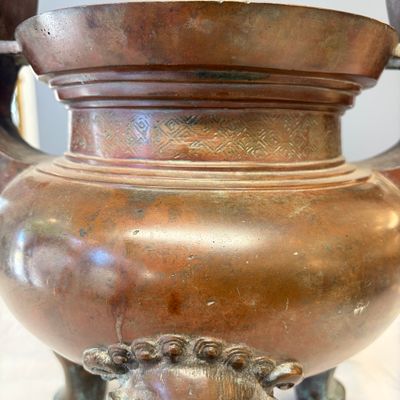 A Chinese bronze tripod censer with handles — 照片 3