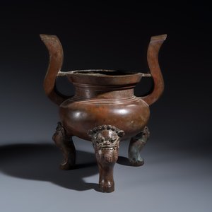 A Chinese bronze tripod censer with handles — 照片 1