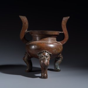 A Chinese bronze tripod censer with handles — 照片 2