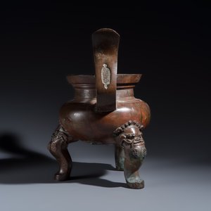 A Chinese bronze tripod censer with handles — 照片 3