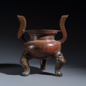 A Chinese bronze tripod censer with handles — 照片 4