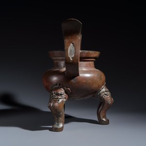 A Chinese bronze tripod censer with handles — 照片 5