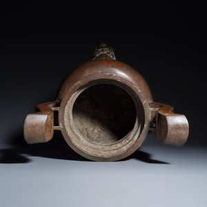 A Chinese bronze tripod censer with handles — 照片 6