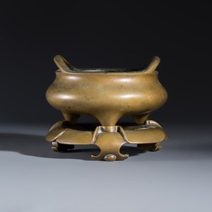 A Chinese bronze tripod censer with handles and stand — photo 2