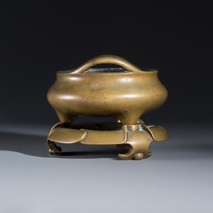 A Chinese bronze tripod censer with handles and stand — photo 3